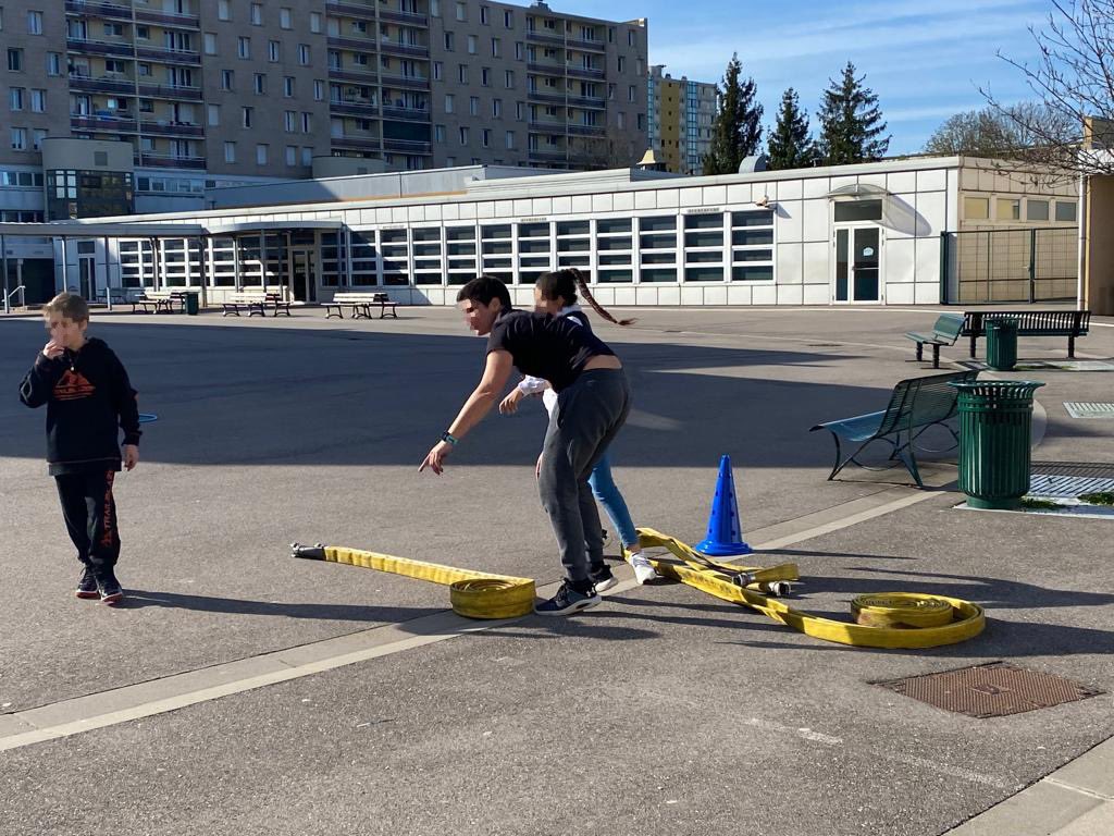 LagneauJules's tweet photo. Entraînement aux manœuvres de secours, assistance à une victime et manipulation d’une lance à incendie, pour nos cadets de la sécurité ce lundi ! Bravo à eux ! #sdis57 @Prefet57 @Dsden57 @acnancymetz @MoselleCD57 #citoyensdedemain https://t.co/iPljqL2DVF