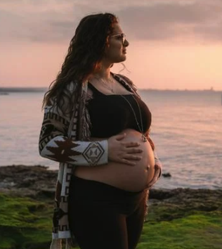 🔥 Hotter temperatures pose greater risks for pregnant women! A recent study from India finds that extreme heat exposure at work can double the risk of stillbirth and miscarriage. 
#PregnancyHealth #HeatRisk #MaternalCare