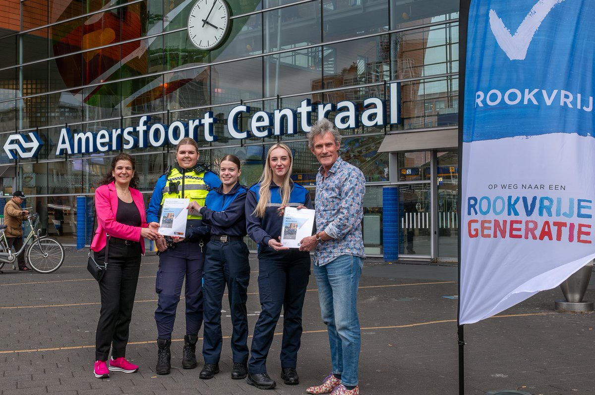 De stationspleinen in Amersfoort zijn sinds november 2022 rookvrije zones. Studenten Handhaving van MBO Amersfoort hebben onderzoek gedaan naar hoe rookvrij de stationspleinen nu werkelijk zijn. Meer weten? Kijk op bit.ly/3xf1mQV