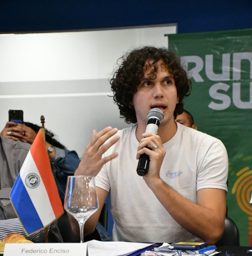 arami_aracelica's tweet photo. En el seminario Internacional realizado en la CTA-A en la ciudad de Buenos Aires 🇦🇷, Federico Enciso 🌈 estudiante, sindicalista y político paraguayo en representación de la CUT-A 🇵🇾, denunció a Horacio Cartes por sus vínculos con el narcotráfico y el crimen organizado https://t.co/mGDk2JMR3o