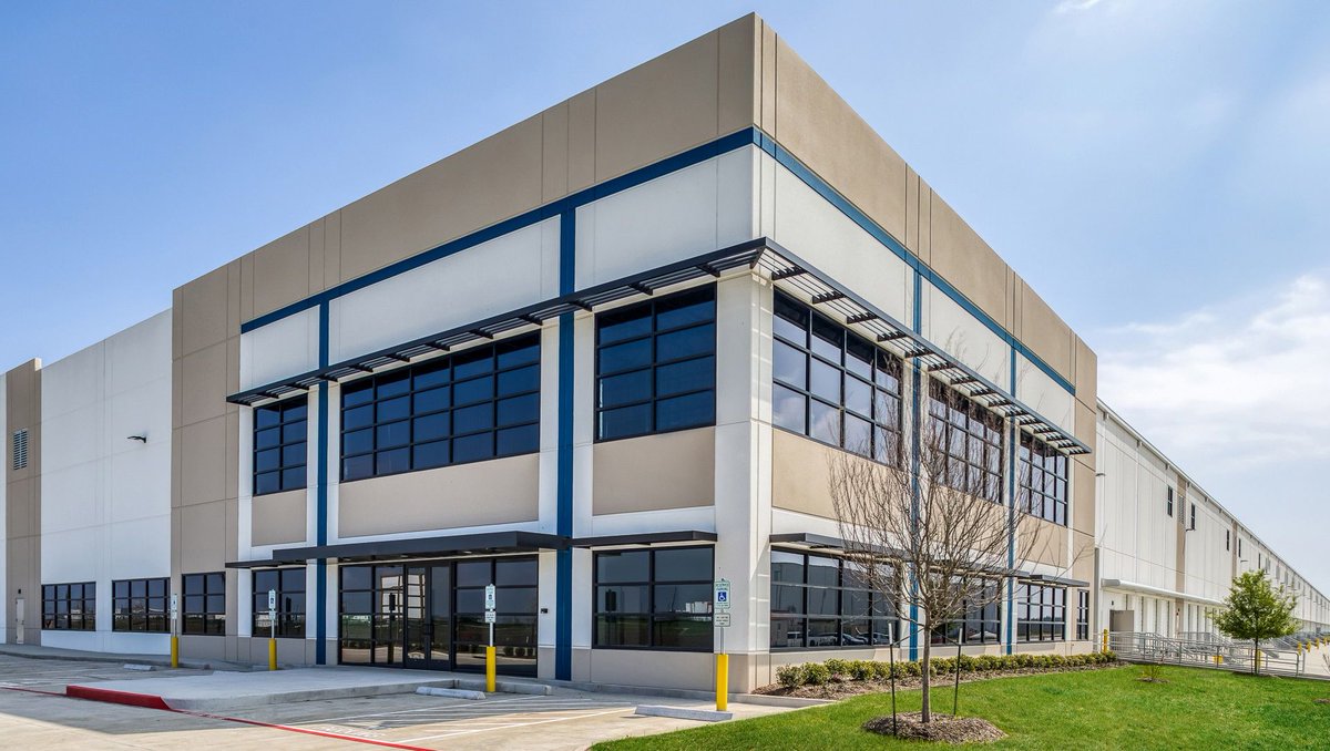 BRRarchitecture's tweet photo. @Capdevpartner tasked BRR to design Cedar Port Logistics Center II. We noted a unique feature: railway to semi-truck cross-dock access. The warehouse receives, processes and loads parcels under one roof. This 800K SF facility is in Baytown, TX. https://t.co/6JNtLPaKLA https://t.co/1zYrndmq4x