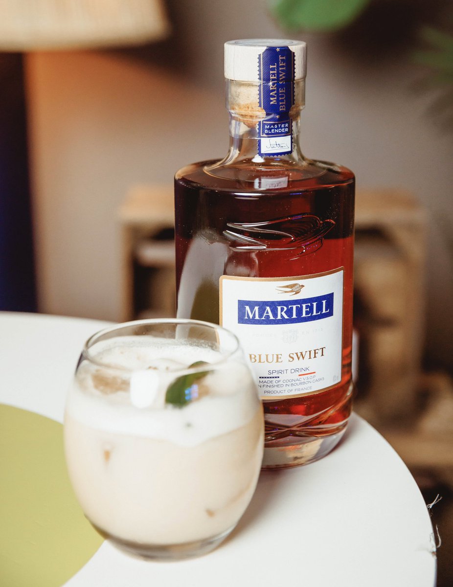 martellnigeria's tweet image. Savour the refreshing allure of the Nigerian Swift Sour, where each sip mirrors a balance of bold, sweet richness and refreshing citrus notes.
 
What are your first impressions of this cocktail?
 
#MartellNG #BlueSwift #BeTheStandoutSwift