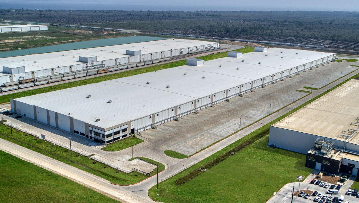 BRRarchitecture's tweet photo. @Capdevpartner tasked BRR to design Cedar Port Logistics Center II. We noted a unique feature: railway to semi-truck cross-dock access. The warehouse receives, processes and loads parcels under one roof. This 800K SF facility is in Baytown, TX. https://t.co/6JNtLPaKLA https://t.co/1zYrndmq4x