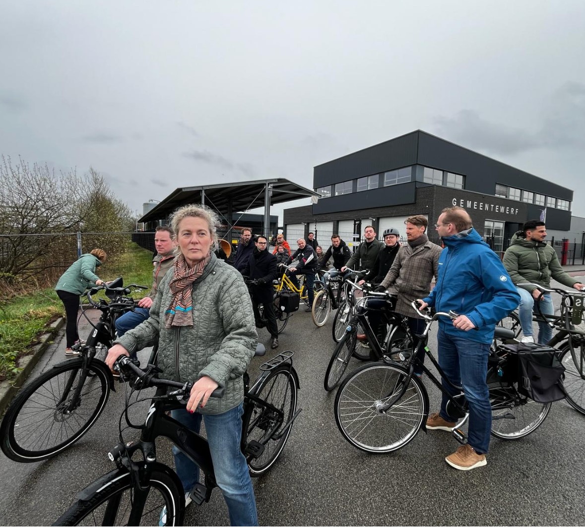 ArnhemRaad's tweet photo. In Rijnpark, 3 keer kleiner dan Schuytgraaf, staan 7000 nieuwe woningen gepland. Raadsleden waren vandaag op werkbezoek en werden technisch bijgepraat over dit gebied. Volgende week buigt de raad zich over de 'Gebiedsvisie Rijnpark'. Meer info➡️https://t.co/apIkDRdyGz #raad026 https://t.co/2gL5TwvLkr