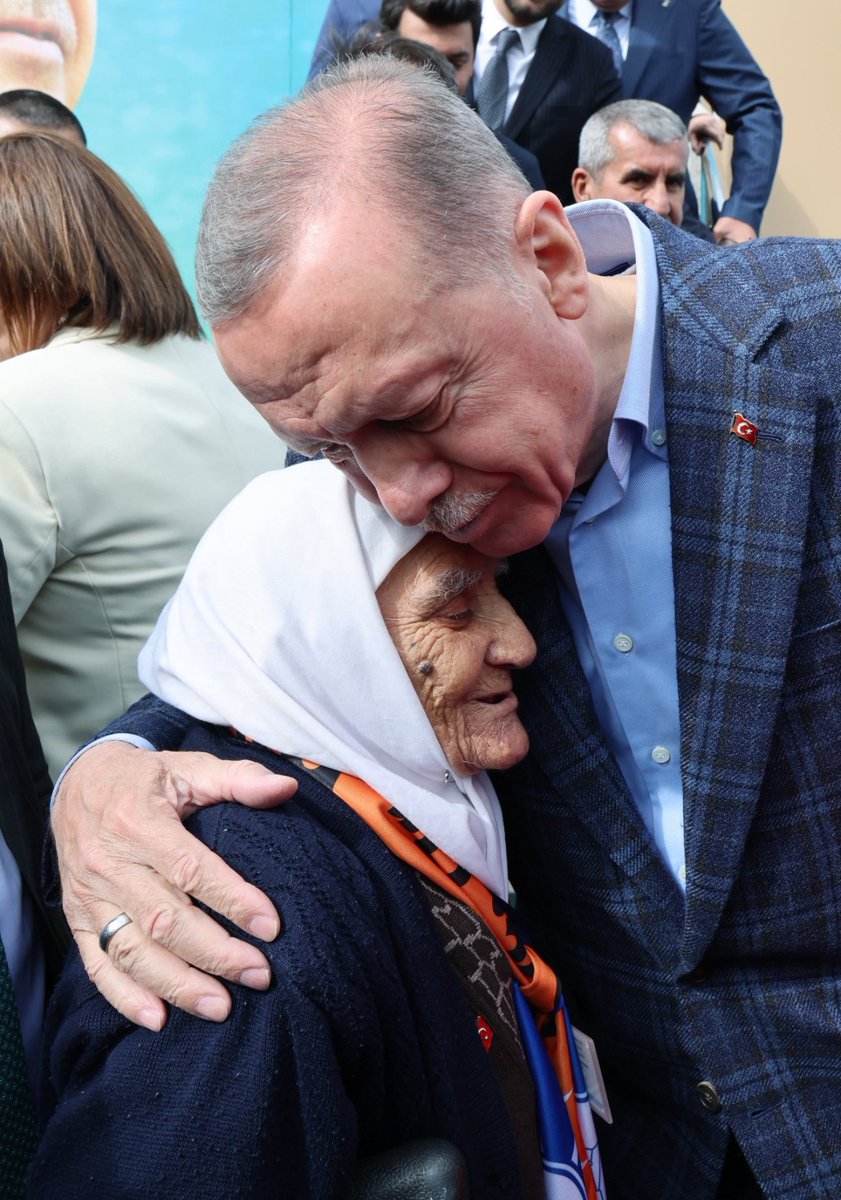 Rabbim Cumhurbaşkanımız Sn. Recep Tayyip Erdoğan'a sağlıklı,huzurlu uzun ömürler versin. Samimiyet, yüreklerin konuştuğu en güzel lisandır.. #Tevazu #Samimiyet #Gayret @RTErdogan
