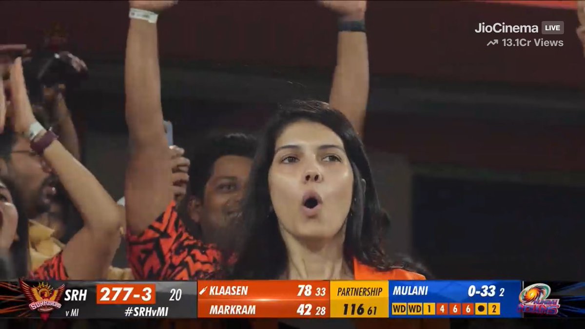 itz_naughtyboy's tweet photo. Kavya Maran ❤️🌚
 #SRHvsMi @SunRisers https://t.co/AwlhTC5ofU
