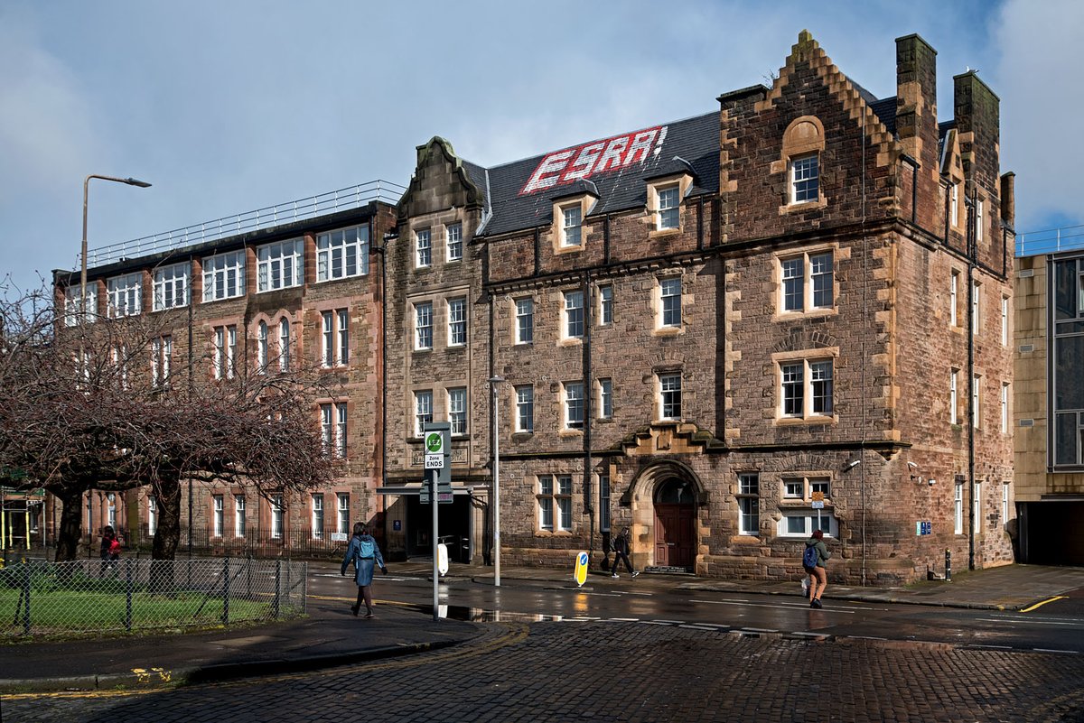 Walking by the Deaconess Hospital (now student accomodation) in the #Pleasance today and spotted 'ESRR!' on the roof. I got chatting with one of the locals who told me it only appeared in the last few weeks but didn't know what it was about, anyone any idea? 🤔 #Edinburgh