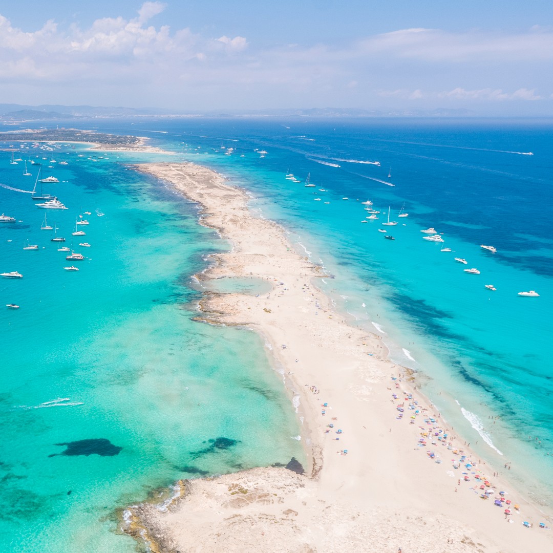 Spain’s best beaches 🏖️🇪🇸 From dreamy turquoise bays to action-packed stretches of sand, here’s nine beaches in Spain you won’t want to miss! TOP SPAIN BEACHES: ow.ly/sXfq50R1trr