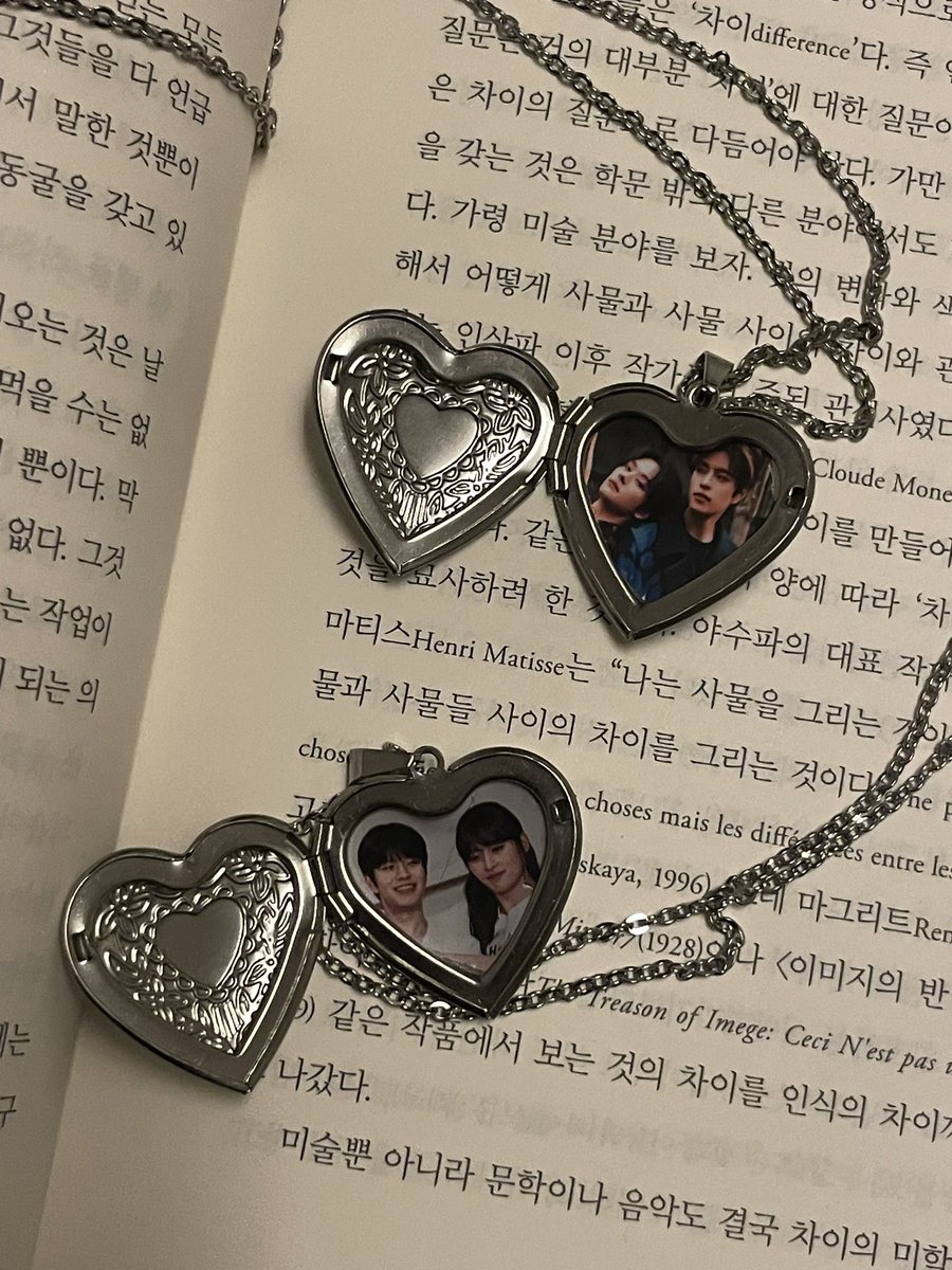pupnrab's tweet photo. Stray Kids 4TH FAN MEETING
🔮‘𝑺𝑲𝒁’𝑺 𝑴𝑨𝑮𝑰𝑪 𝑺𝑪𝑯𝑶𝑶𝑳’🔮

스트레이키즈 팬미팅 중콘 막콘에서
승밍 가관즈 로켓 목걸이 소량 나눔합니다..♡!!

💜 3/30(토), 3/31(일) 
💜 장소 및 시간 당일 타래로 공지
💜 양일 10개씩(사진 랜덤) https://t.co/Z7yMThichN