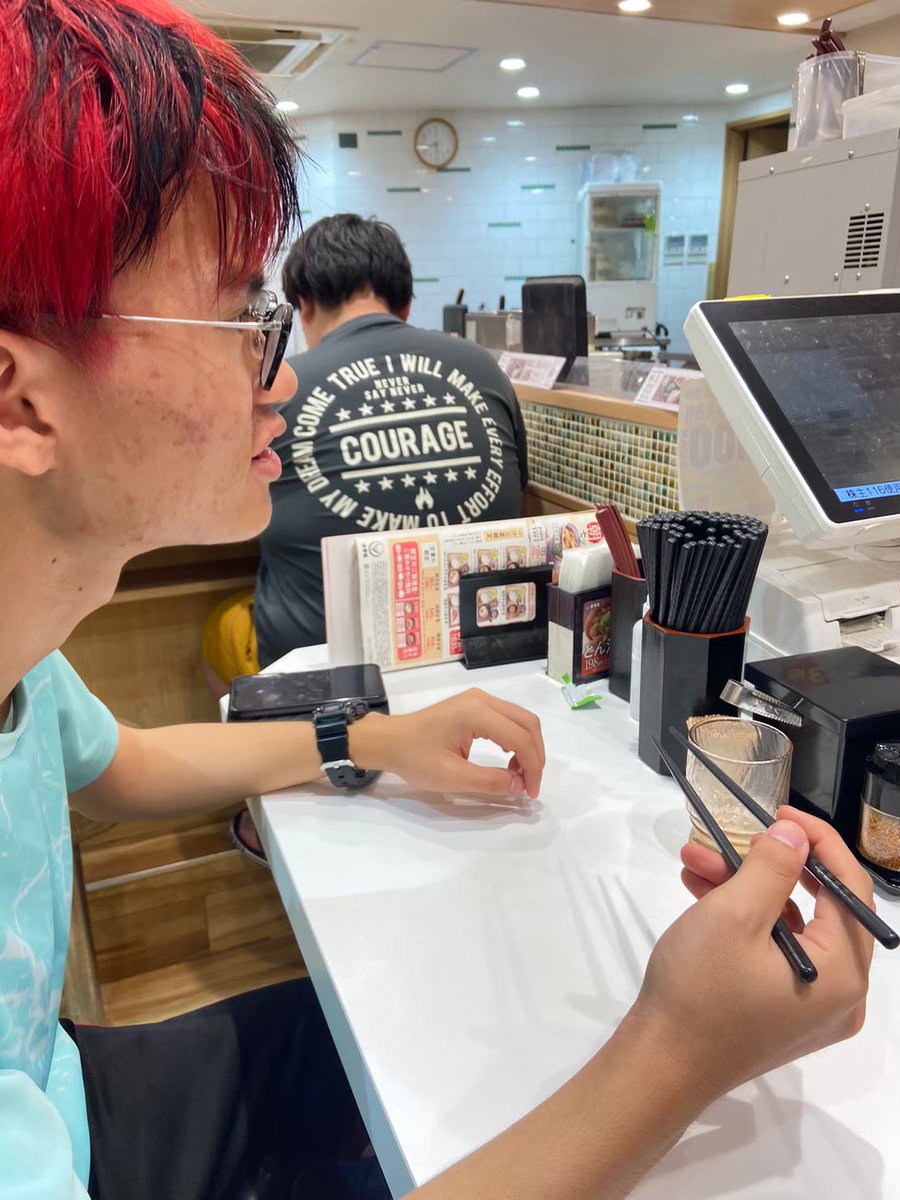 hubadminton's tweet photo. 部員紹介22

村本稜（新2年）
農学部生物資源科学科
白陵高校

人生は今回で3週目、並大抵のことでは動じない
練習中は存在を消しており、めったに会えないためため村本妖精説が流れている🧚🧚
音ゲーで鍛えた前腕でとてつもないドライ��を打ってくる🏸🏸
襟足を伸ばしてまた沼男になって欲しい https://t.co/6MeCHpx7HM