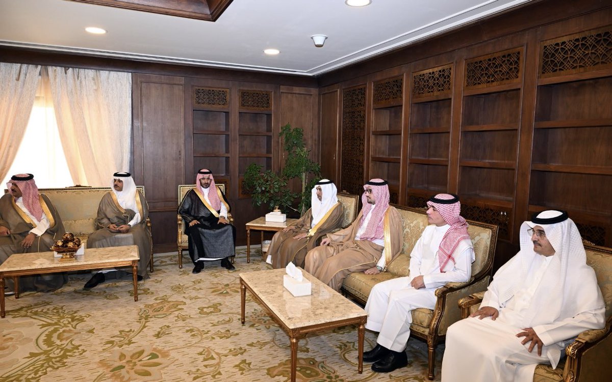 HRHPKSS's tweet photo. التقى سمو نائب أمير منطقة عسير، الأمير #خالد_بن_سطام اليوم في مكتبه بديوان الإمارة، رئيس مجلس إدارة غرفة أبها، حسن بن معجب الحويزي ونائبيه وأعضاء مجلس الإدارة، حيث استعرض سموه مهام الغرفة ودورها في خدمة وتنمية قطاع الأعمال بالمنطقة. https://t.co/HYcAeDxoMB