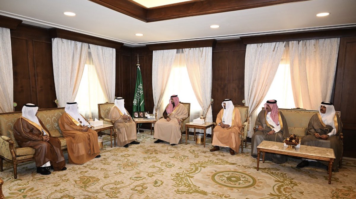 HRHPKSS's tweet photo. التقى سمو نائب أمير منطقة عسير، الأمير #خالد_بن_سطام اليوم في مكتبه بديوان الإمارة، رئيس مجلس إدارة غرفة أبها، حسن بن معجب الحويزي ونائبيه وأعضاء مجلس الإدارة، حيث استعرض سموه مهام الغرفة ودورها في خدمة وتنمية قطاع الأعمال بالمنطقة. https://t.co/HYcAeDxoMB