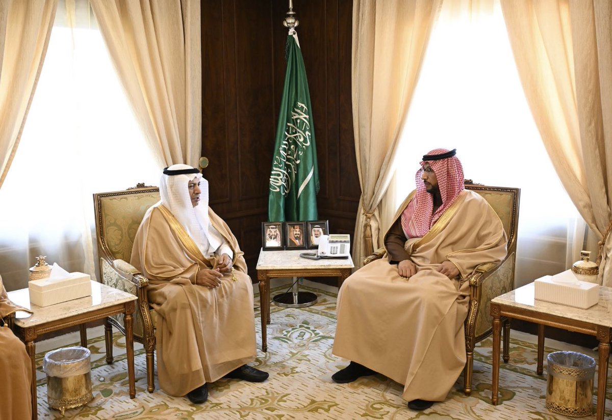 HRHPKSS's tweet photo. التقى سمو نائب أمير منطقة عسير، الأمير #خالد_بن_سطام اليوم في مكتبه بديوان الإمارة، رئيس مجلس إدارة غرفة أبها، حسن بن معجب الحويزي ونائبيه وأعضاء مجلس الإدارة، حيث استعرض سموه مهام الغرفة ودورها في خدمة وتنمية قطاع الأعمال بالمنطقة. https://t.co/HYcAeDxoMB