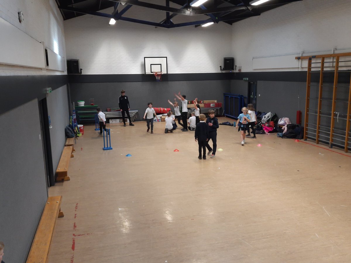 Brilliant fun @InverbrothPS with @dundee_angus sport students delivering #KwikCricket here & at other local primaries 🏏 Some future @Cricketarbroath players here no doubt! 🏴󠁧󠁢󠁳󠁣󠁴󠁿 #ActiveSchools