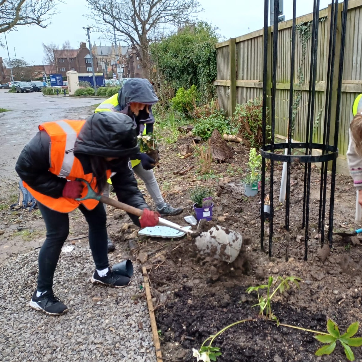 Hymers_College's tweet photo. Our @NCS Life Skills group took part in a community service activity, partnering with @beverleyinbloom at Beverley Train Station.

We were proud to see them embracing the opportunity to make a positive impact in their community. 

Well done Rafael, Megan, Pranav and Marceline! https://t.co/ggewXJFTBE