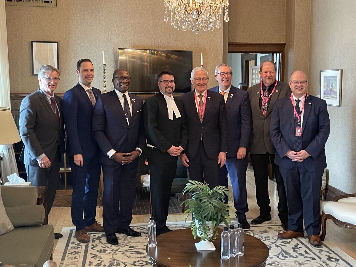 A delegation of #Midwestern Legislative Conference officers visited the Canadian province of #Alberta to advance cross-border dialog and relations, and visit @UAlberta, @FlyYEG & @ATCO. @CSGMidwest facilitated this visit.