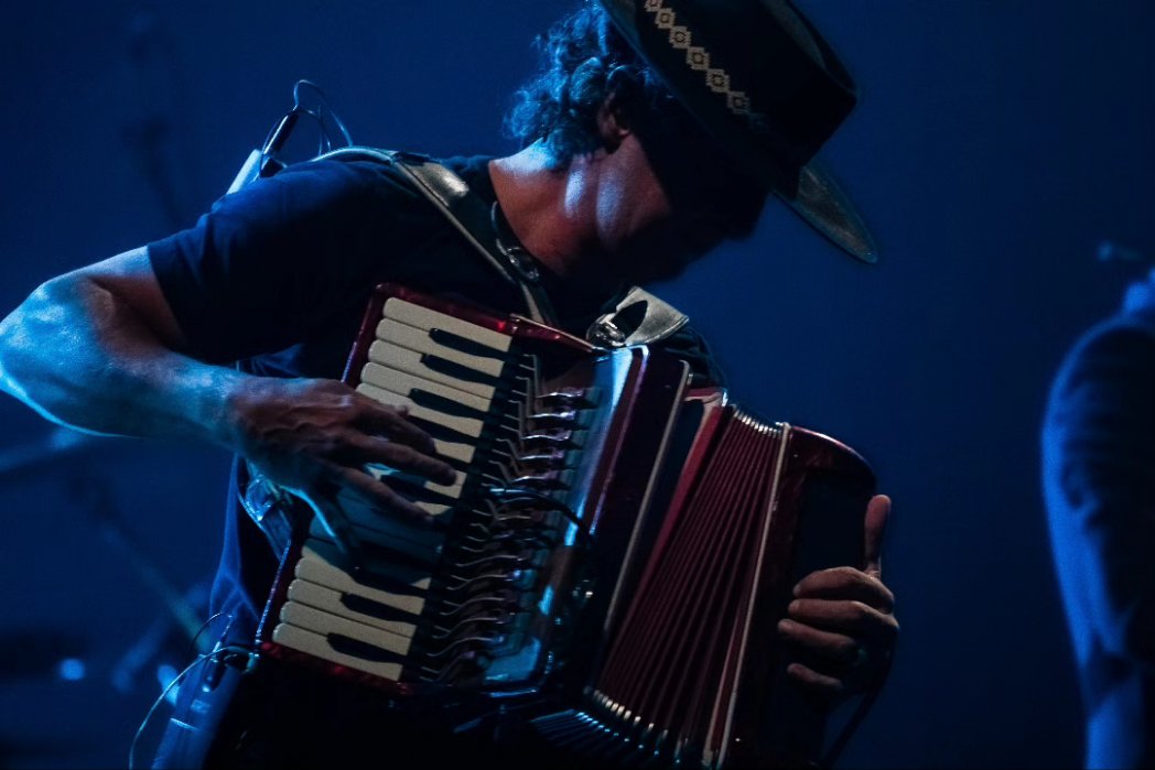 Rock80Brasil's tweet photo. É com pesar que informamos o falecimento do João Vicenti, tecladista e gaiteiro do @NenhumOficial ! 😔

O músico de 58 anos lutava contra um câncer no rim e estava hospitalizado em Porto Alegre.

Toda nossa solidariedade aos familiares, à banda e aos fãs. ✨️

📷: @jessicaliar https://t.co/KSdjlbosEZ