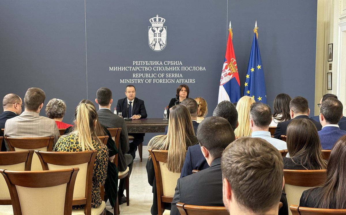 MFASerbia's tweet photo. Данас је полазницима наше #Дипломатскаакадемија 📚👩‍🎓👨‍🎓 министар #Дачић одржао предавање о спољнополитичким приоритетима #Србија🇷🇸. https://t.co/tR9QQKjUXc