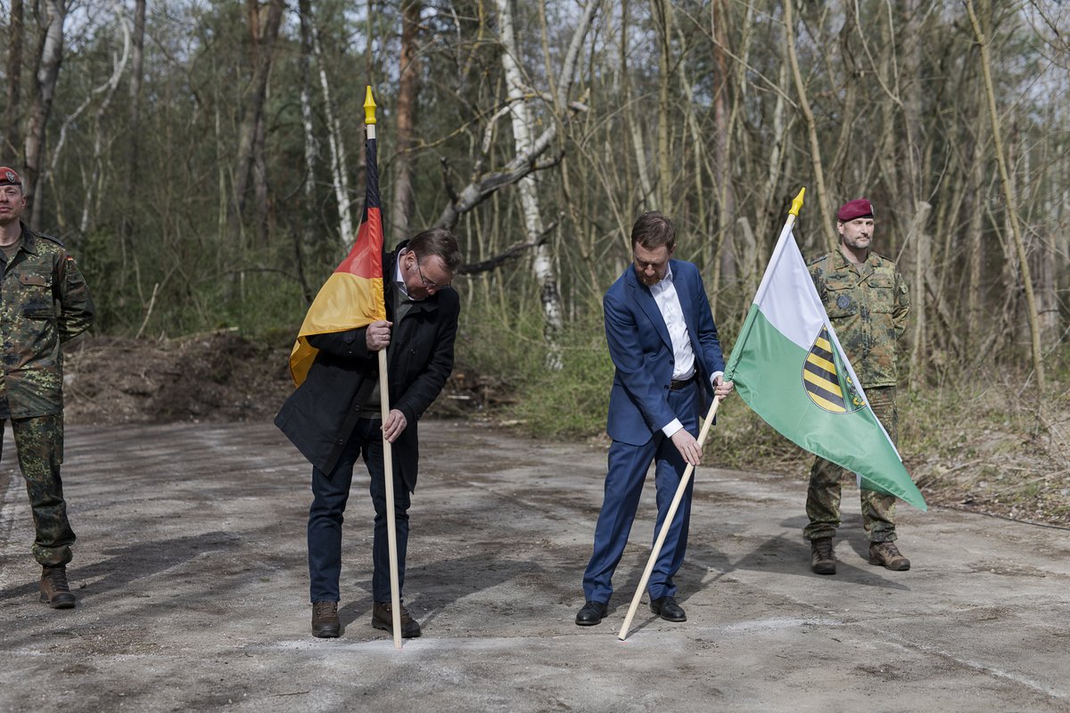 Der neue #Bundeswehrstandort in Bernsdorf ist ein erfolgreiches #Strukturwandelprojekt und eine positive Entwicklung für die sächsische #Lausitz. 800 Personen werden hier ihren Dienst tun, Geld verdienen, ihre Kinder werden hier in die Schule und die Kindergärten gehen und so…