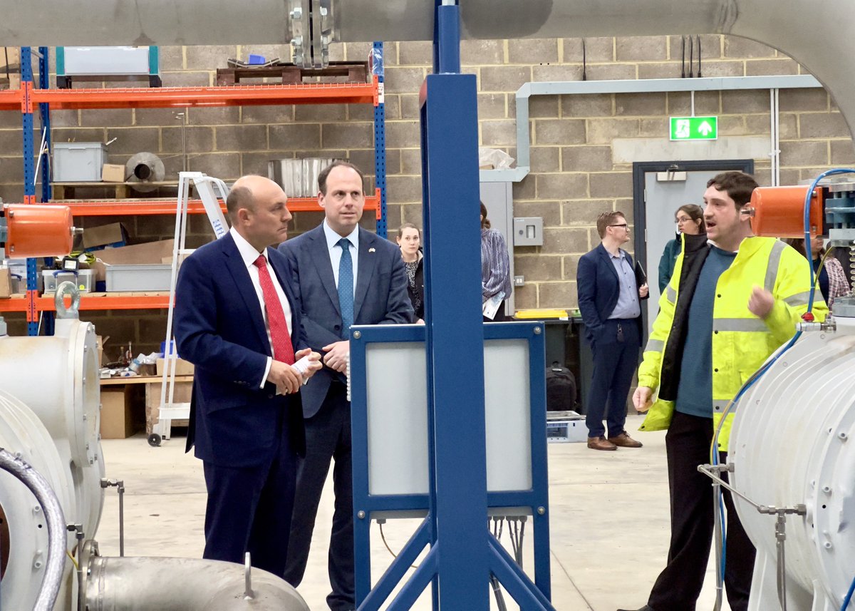 gregsmith_uk's tweet photo. Fantastic to have Minister of State for Science, Research and Innovation @griffitha at @WestcottVP today, meeting many @WestcottSpace Cluster businesses and others, seeing the incredible innovative work being done around space propulsion, satellites, drone technology and comms. https://t.co/NBo3FAGahe
