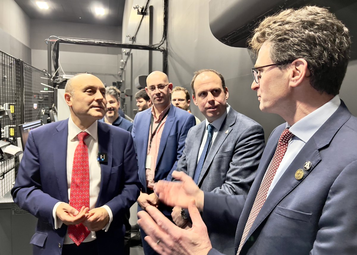 gregsmith_uk's tweet photo. Fantastic to have Minister of State for Science, Research and Innovation @griffitha at @WestcottVP today, meeting many @WestcottSpace Cluster businesses and others, seeing the incredible innovative work being done around space propulsion, satellites, drone technology and comms. https://t.co/NBo3FAGahe