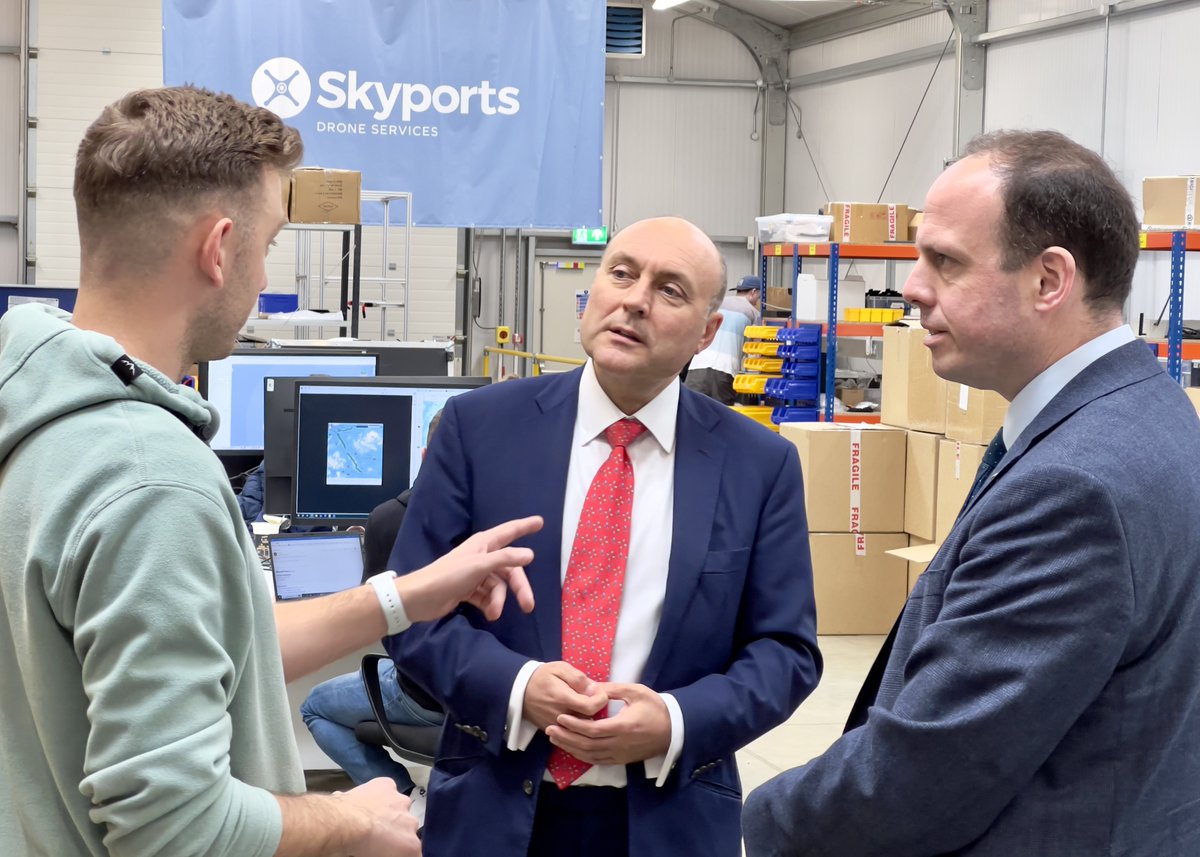 gregsmith_uk's tweet photo. Fantastic to have Minister of State for Science, Research and Innovation @griffitha at @WestcottVP today, meeting many @WestcottSpace Cluster businesses and others, seeing the incredible innovative work being done around space propulsion, satellites, drone technology and comms. https://t.co/NBo3FAGahe