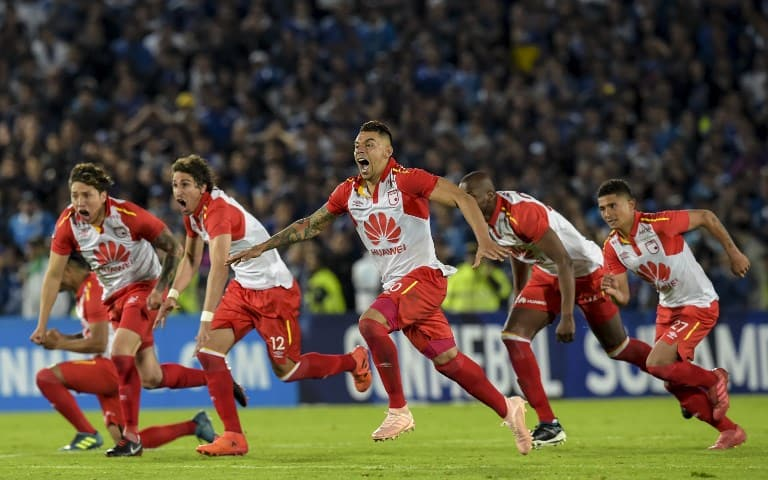 VBarCaracol's tweet photo. 🔥¡CLÁSICO CAPITALINO!

👀Las veces que se disputaron más de 3 puntos fueron

🦁1958: Millonarios empata y le da el título a Santa Fe
🦁2013: Santa Fe gana la Superliga
🔵2017: Millonarios gana la Liga
🦁2018: Santa Fe elimina a Millonarios en Copa Sudamericana

📻#ElVBarCaracol https://t.co/PbM3DVAR6M