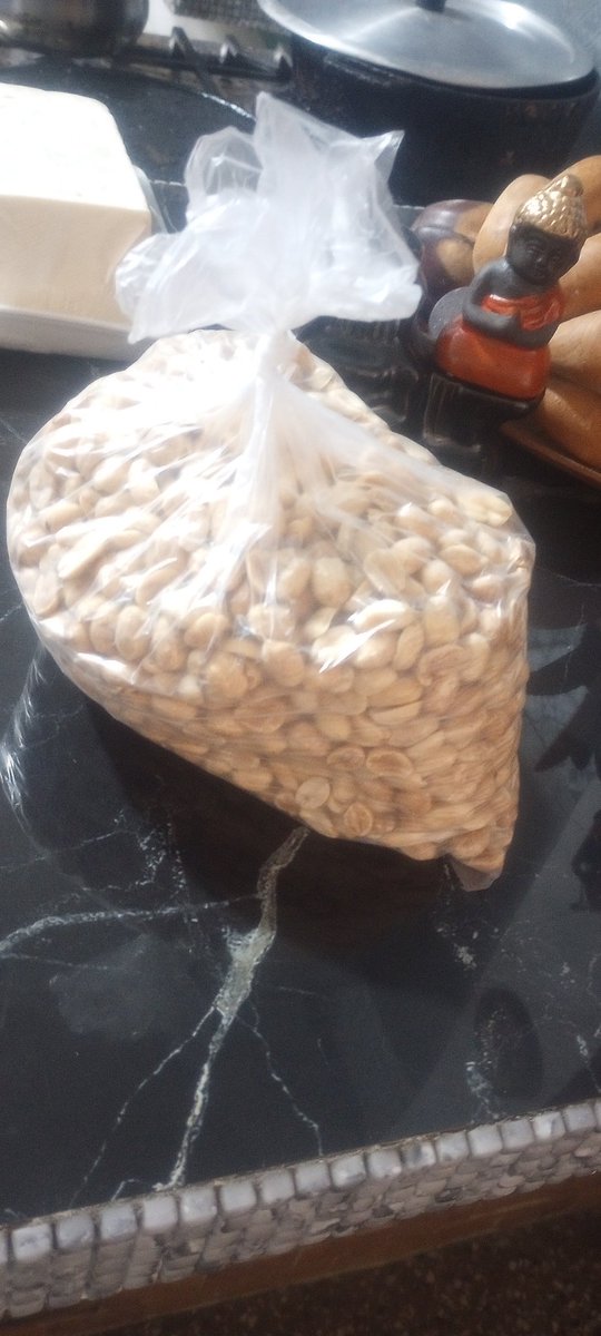 Mundacio's tweet photo. para los gymbros 

1kg de maní x $6 en Quinta Crespo 

mezclas esto con un cambur, un huevo, cerelac, avena y nutrichicha y te queda una mezcla potente para ganar volumen 

así gané 10 kilos https://t.co/91p2uG5Fqp