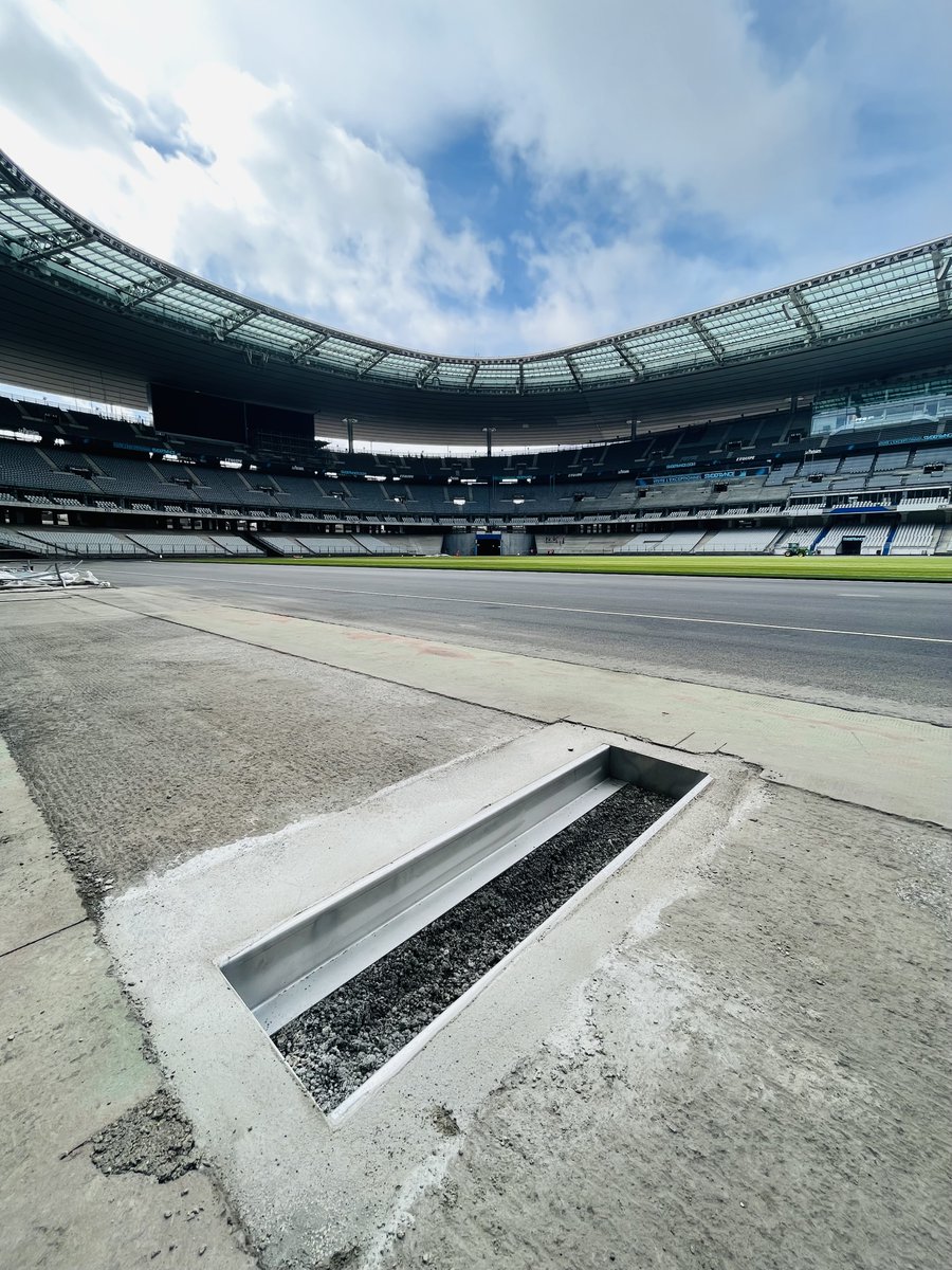StadeFrance's tweet photo. A moins de 4 mois des grands événements de cet été, voici un point d'étape sur l'avancement de nos travaux !

👉 Les zones de lancer sont en place
👉 La bande synthétique entourant le terrain de #rugbyà7 a été posée
👉 L'installation de la #zonemixte en tribune s'achève

[1/2] https://t.co/8KR85SUzuK