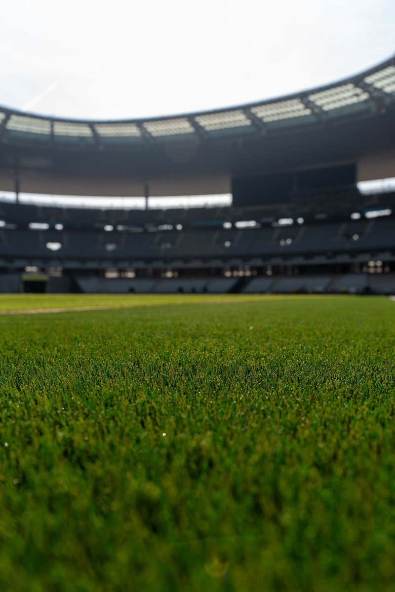 StadeFrance's tweet photo. A moins de 4 mois des grands événements de cet été, voici un point d'étape sur l'avancement de nos travaux !

👉 Les zones de lancer sont en place
👉 La bande synthétique entourant le terrain de #rugbyà7 a été posée
👉 L'installation de la #zonemixte en tribune s'achève

[1/2] https://t.co/8KR85SUzuK