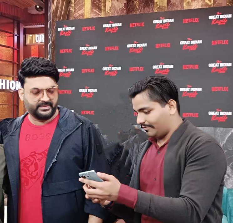 _Rahil_Memon_k9's tweet photo. Nice to meeting you @KapilSharmaK9 sir, you are my inspiration,My Energy 
I hope you remember me 😐🤭 
Love You Always ❣️ https://t.co/ekSBmZOJSd