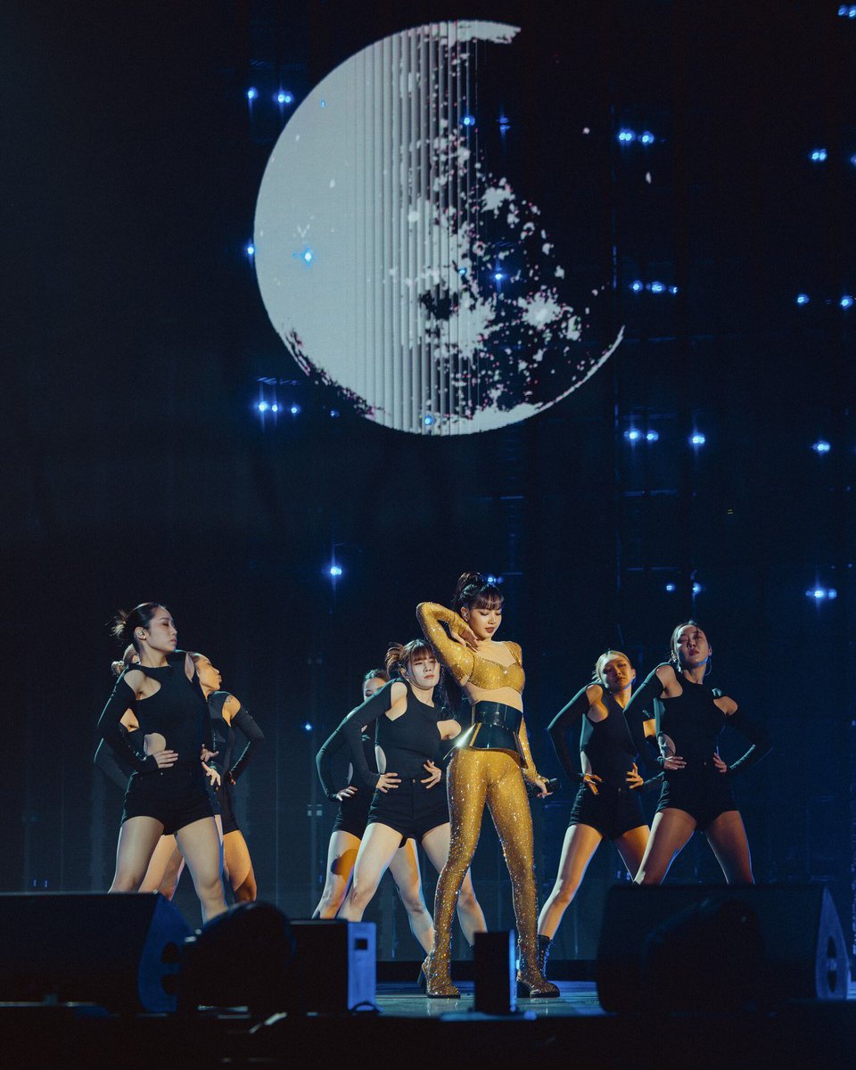 AEGworldwide's tweet photo. Happy Birthday to #Lisa of #BLACKPINK 🖤💗 throwing it back to her amazing solo performance at Le Gala des Pièces in Paris 👑

📸: @accor_arena - @BLACKPINK #lisablackpink #lalisa https://t.co/2uxYnYJwKi
