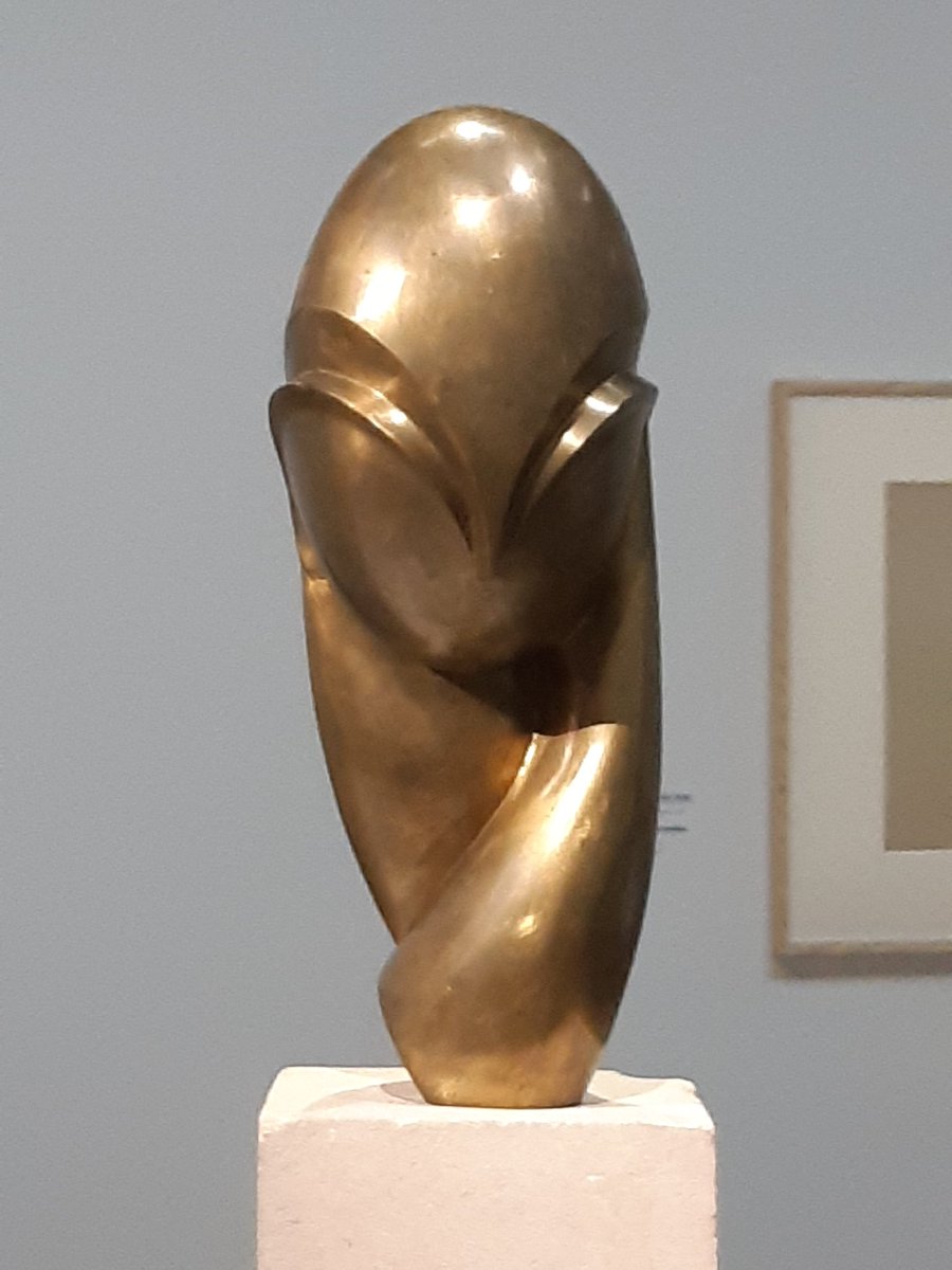 Femme, félin, grâce ramassée, poids de vie. C'est l'une des plus belles expos que j'ai vue. Il est si difficile d'en parler. On a envie de se taire dans la beauté. #ExpoBrancusi @CentrePompidou