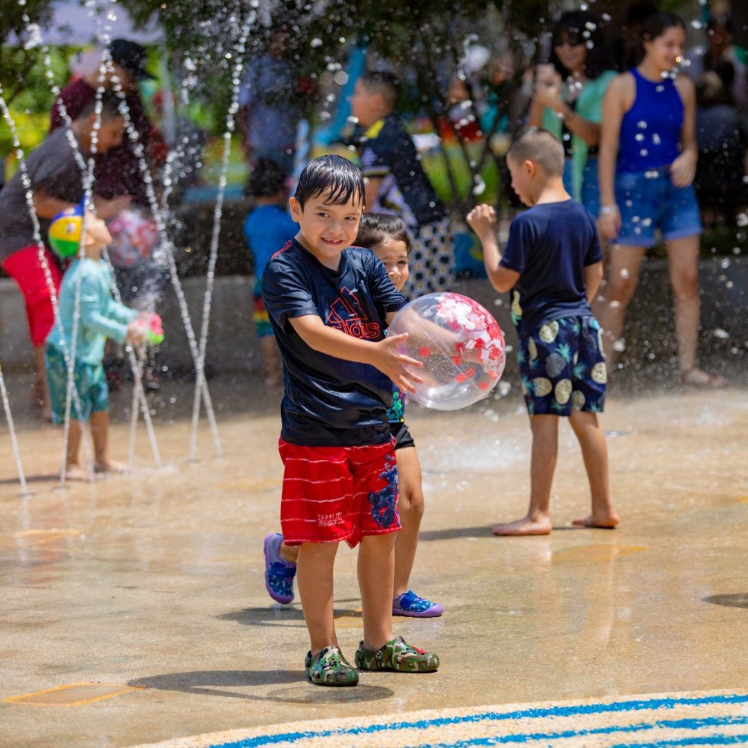 Calling all parents with kids aged 6-10! 📣 We're on the hunt for our first Mayor of the Splash Pad to launch the 2024 season! 😱 Your child could enjoy perks like FREE parking, gift cards, Hemisfair goodies, and more! Apply by April 26: bit.ly/MayorOfTheSpla…