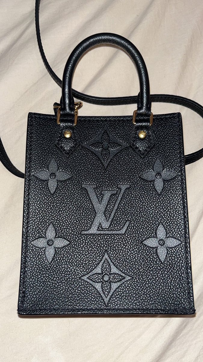 talknyra's tweet photo. se estão tacando hate nela por ter pago 9k em uma necessaire completa, imagina se soubessem que eu paguei esse valor por UMA BOLSA KKKKKKKK https://t.co/AAPRe6FmfP