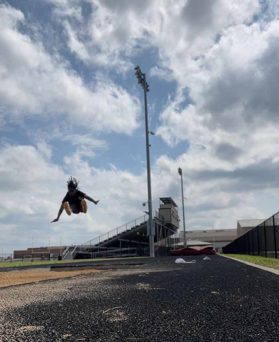 D1dayday_'s tweet photo. Getting ready to jump a crazy PR at district. It’s all part of God’s plan for me.🫡 #longjump #district #5A #recruitment #PR #NCAA #D2 #God @MuleriderTFXC @CoachCapeharTF https://t.co/K2JBpsSZVs