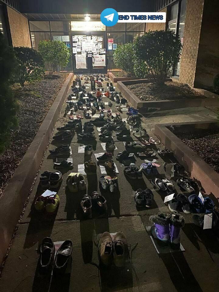 tucarj54's tweet photo. Esta imagem poderosa é de uma escola secundária no distrito escolar de Crystal Lake, em Illinois.
Cada sapato é de uma pessoa que está desistindo por causa da obrigatoriedade da vacina COVID e dos testes semanais. Cada pessoa escreveu um bilhete explicando por que desistiu e colocou-o sob o sapato.