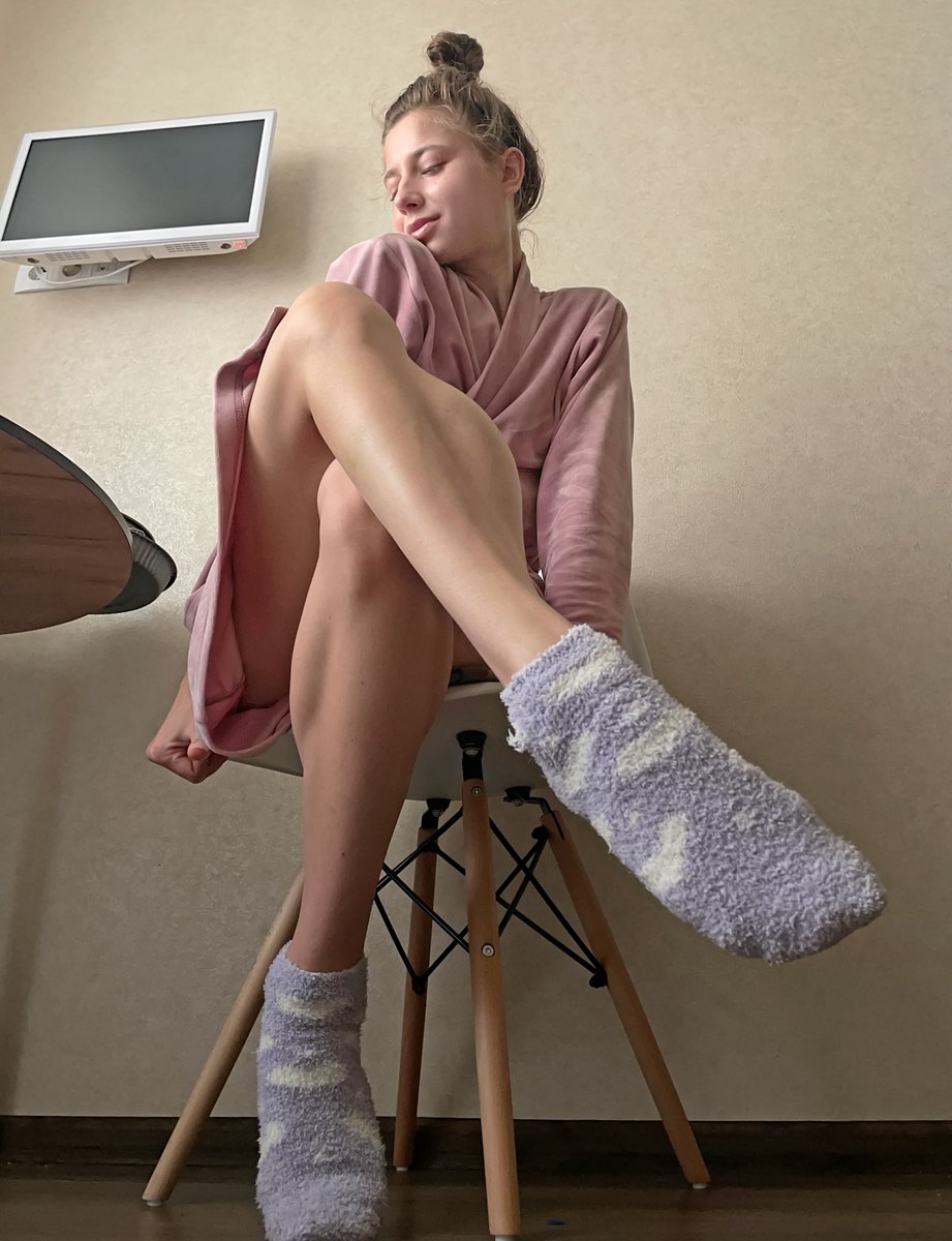 Shins. #warmsocks #sitting #shins #seatedpose #seated #robe #legworship #legtime #legslegslegs #legscrossed #legs #largecalves #hugecalves #girlwithcalves #fitlegs #femalecalves #crossedlegs #calvesfordays #calves #barelegs