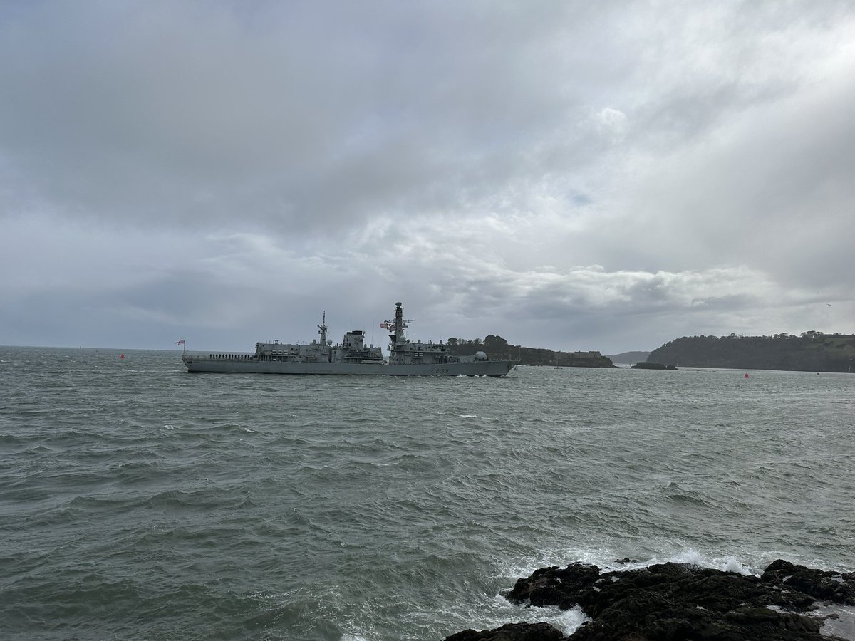 A very blustery welcome home for @HMS_Richmond @HMNBDevonport