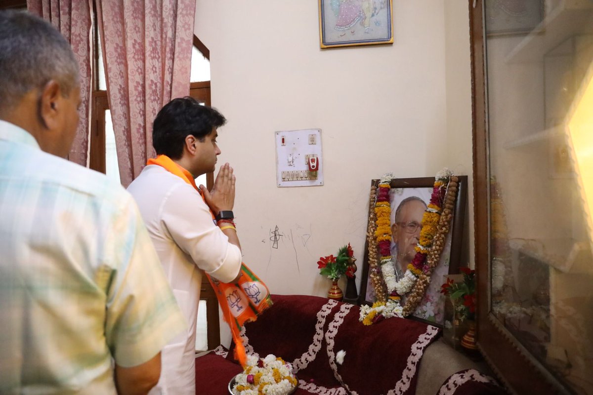 JM_Scindia's tweet photo. शिवपुरी जिला के ब्राम्हण समाज में निरंतर 15 वर्ष तक अध्यक्ष रह कर समाज की सेवा करने वाले श्री परशुराम विरही जी का निधन हो जाना अत्यंत ही शोक का विषय है। मैं परमात्मा से प्रार्थना करता हूं कि दिवंगत आत्मा को शांति प्रदान करें, और उनके परिजनों को यह दुख सहन करने की  क्षमता प्रदान करें।