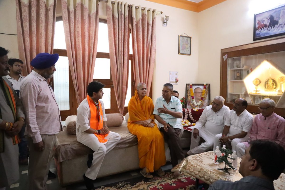 JM_Scindia's tweet photo. शिवपुरी जिला के ब्राम्हण समाज में निरंतर 15 वर्ष तक अध्यक्ष रह कर समाज की सेवा करने वाले श्री परशुराम विरही जी का निधन हो जाना अत्यंत ही शोक का विषय है। मैं परमात्मा से प्रार्थना करता हूं कि दिवंगत आत्मा को शांति प्रदान करें, और उनके परिजनों को यह दुख सहन करने की  क्षमता प्रदान करें।