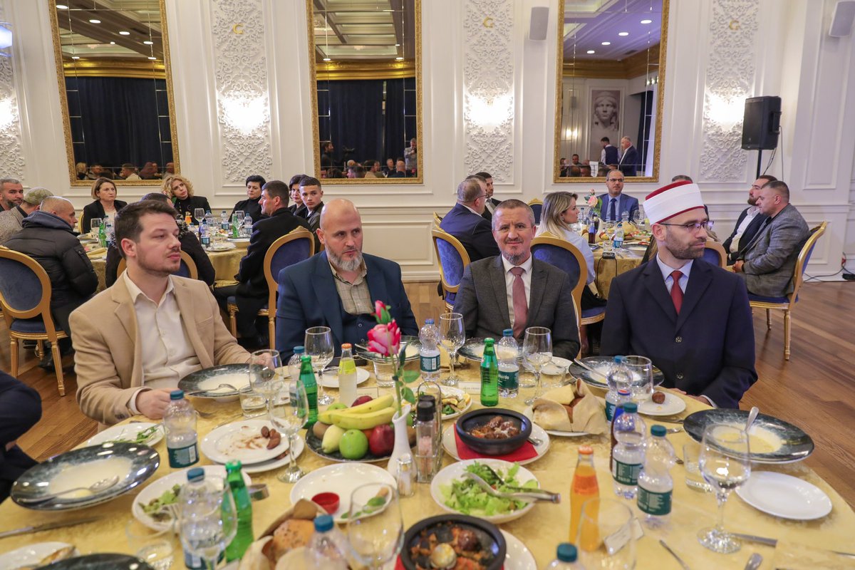 Si një familje e madhe shtruam darkën e iftarit 🍲 me shoqatat myslimane dhe myftininë e Tiranës. 🫶🏻

Zoti jua pranoftë sakrificën! 🙌🏻