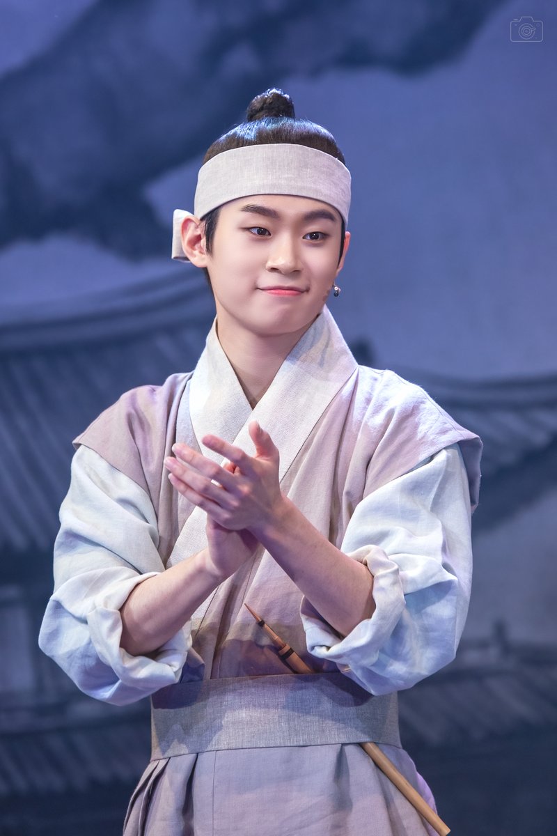 lattesh0t_'s tweet photo. 240327 낭만별곡 커튼콜
동래 役 :: 정지우 배우님

전국을 돌며 어디든 피리를 불어🎶 https://t.co/LCGbTSCc8F
