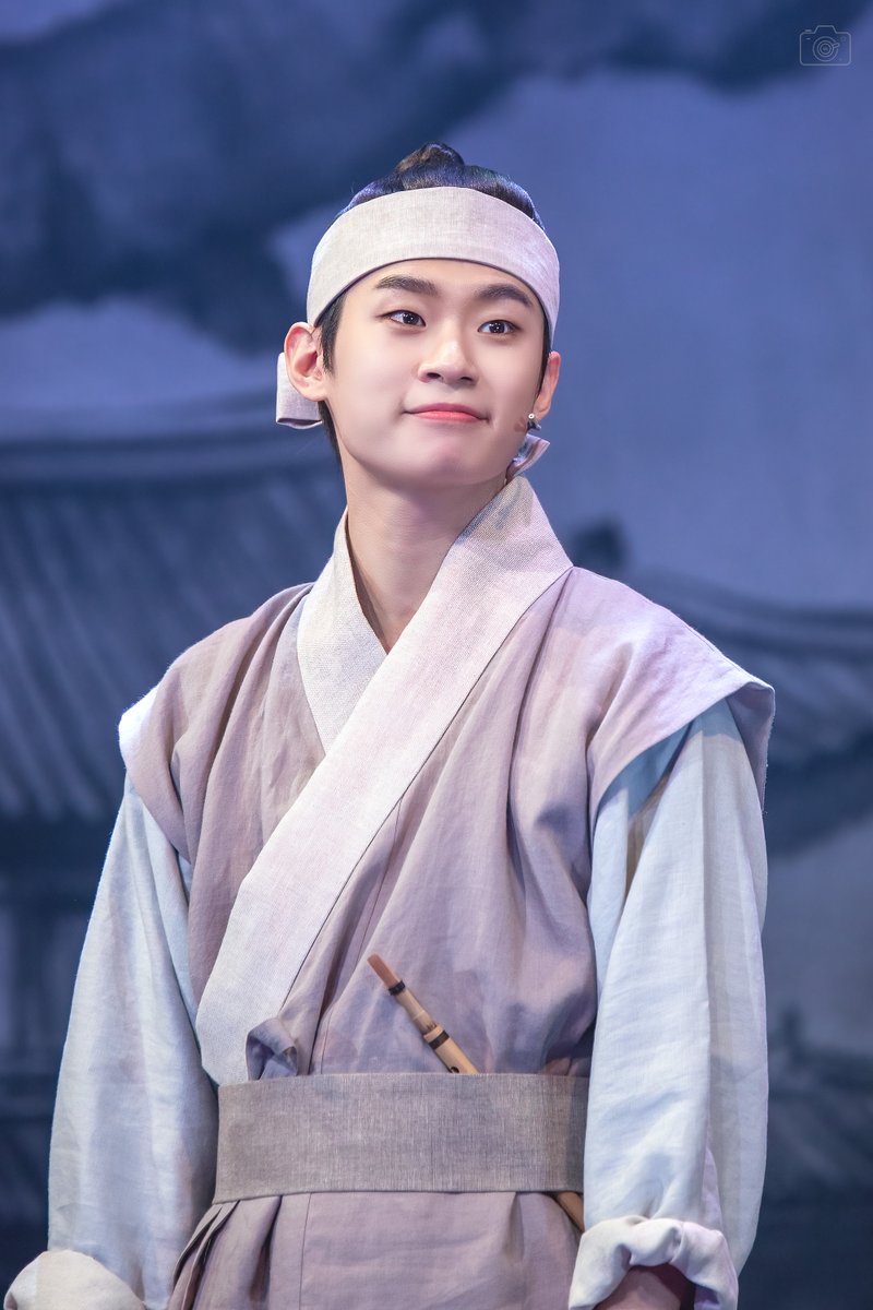 lattesh0t_'s tweet photo. 240327 낭만별곡 커튼콜
동래 役 :: 정지우 배우님

전국을 돌며 어디든 피리를 불어🎶 https://t.co/LCGbTSCc8F