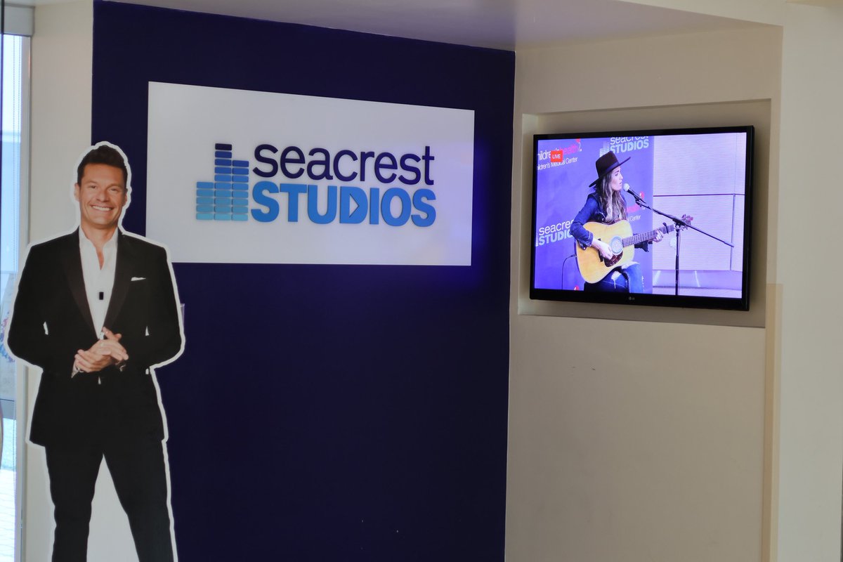 The day after the awards, I went to play at #seacreststudios at @childrens Hospital in Dallas. Thanks Jill, John, and this beautiful @RyanSeacrest studio for allowing me to ✨hopefully✨ encourage some little musicians out there and spread the joy of music! Jill asked me… thread