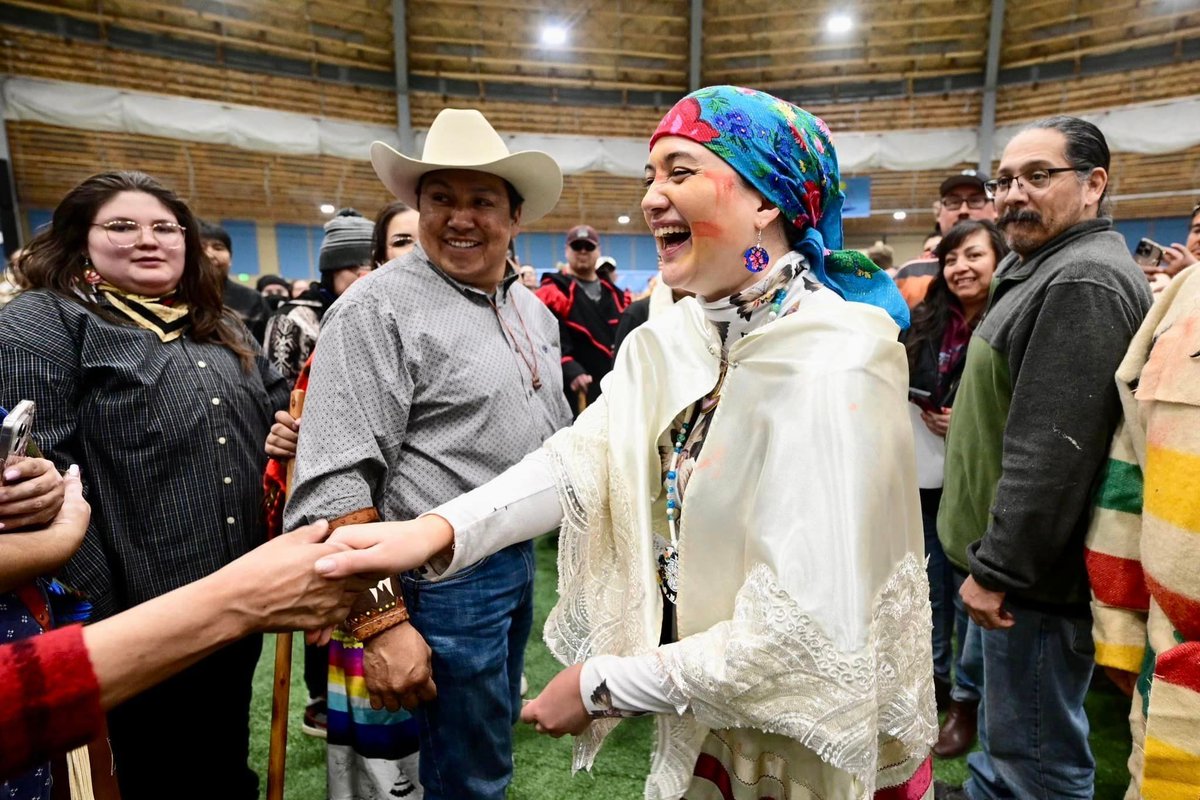 NNNnativenews's tweet image. The Blackfeet Nation hosted #LilyGladstone Day Tuesday in Browning, Mont. The day incded a headdress transfer to Gladstone and an honor song. Watch her speech and get more details in the latest edition of @NNNNativeNews with @AntoniaJen14. 

nativenews.net/wednesday-marc…