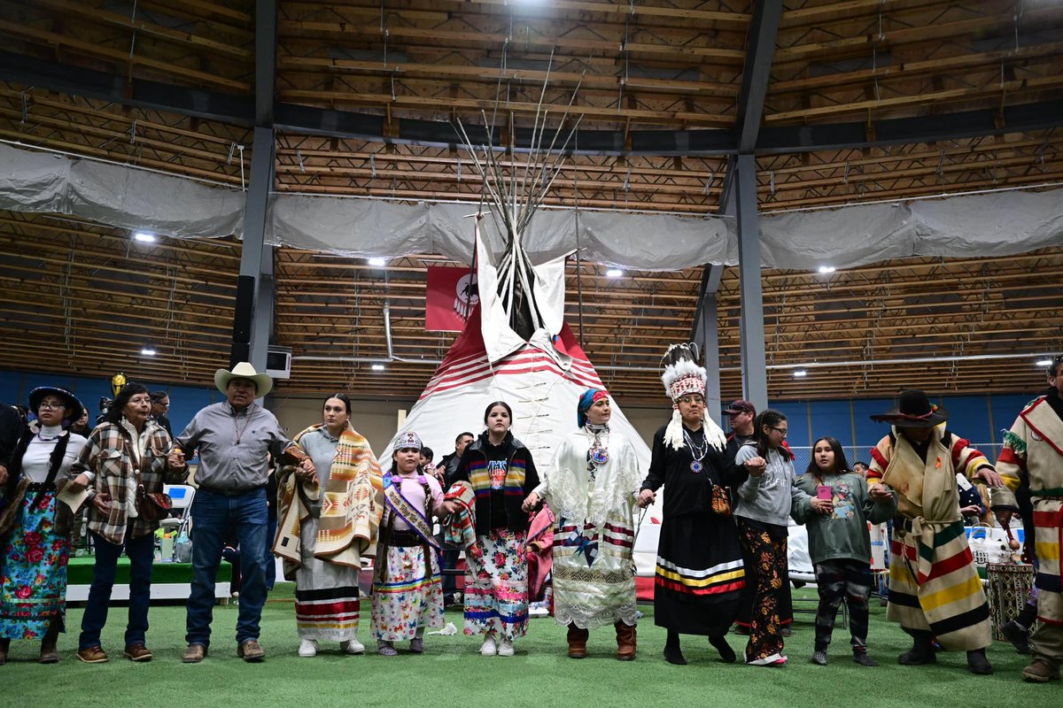 NNNnativenews's tweet image. The Blackfeet Nation hosted #LilyGladstone Day Tuesday in Browning, Mont. The day incded a headdress transfer to Gladstone and an honor song. Watch her speech and get more details in the latest edition of @NNNNativeNews with @AntoniaJen14. 

nativenews.net/wednesday-marc…