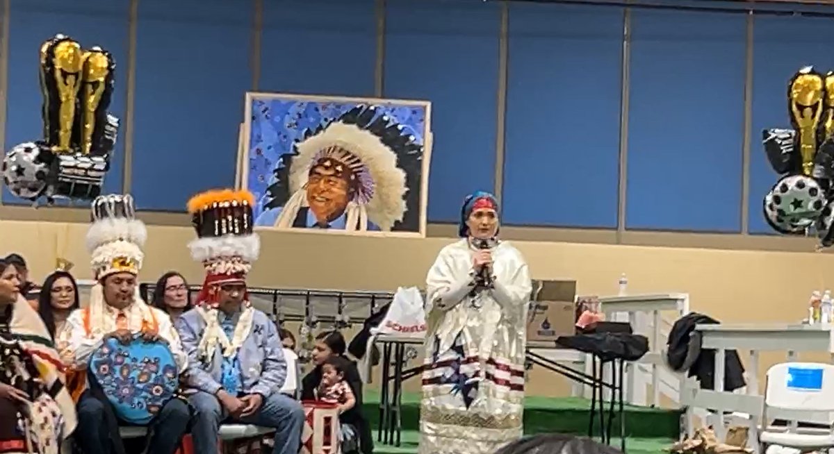 The Blackfeet Nation hosted #LilyGladstone Day Tuesday in Browning, Mont. The day incded a headdress transfer to Gladstone and an honor song. Watch her speech and get more details in the latest edition of @NNNNativeNews with @AntoniaJen14. nativenews.net/wednesday-marc…