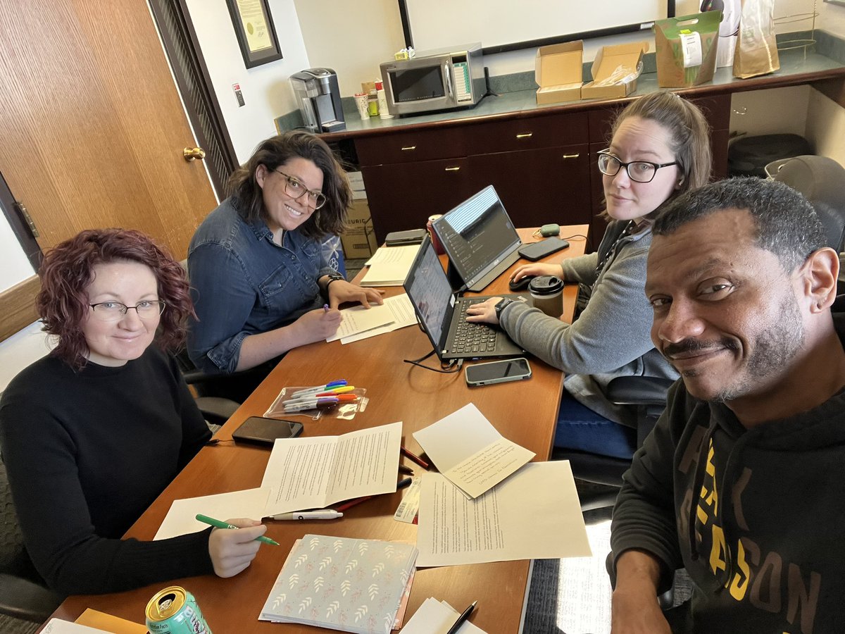 Helping out the Women In Operations BRG hand write cards of appreciation to women for #WomensHistoryMonth 

#collaboration #YouAreSpecial #UnitedAsOne 📝 

@HRGalindoUPSers @CPAABRG @CACH_WIO @jzz1mcm_maria @UPS_earthcityPL @CarolBTome @ColumbiaMO_UPS @LauraLaneUPS @JeffStVerna