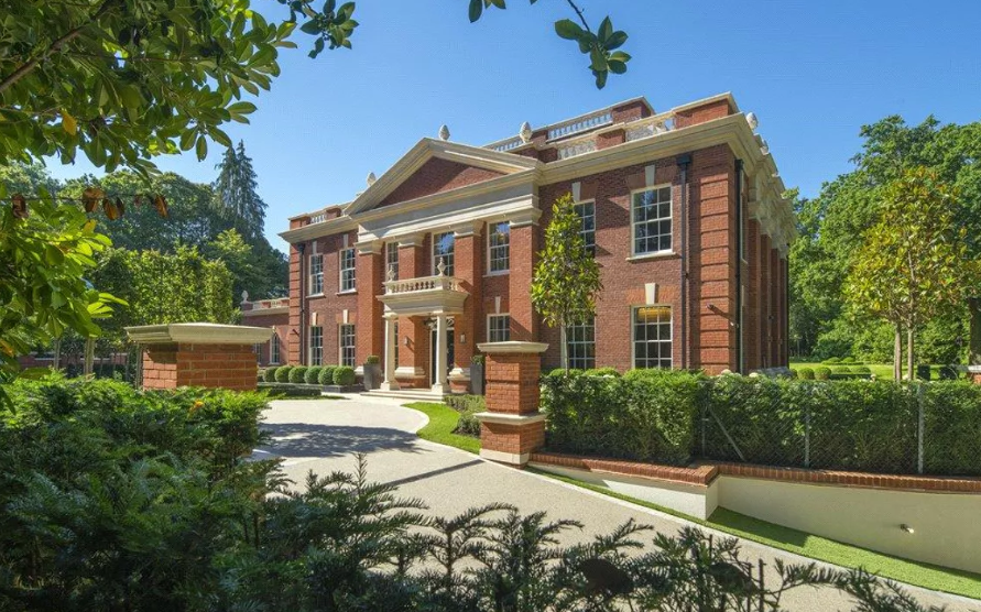 GarbettTim's tweet photo. Garbett &amp; Partners are delighted to announce the completion of Whitelands on St George’s Hill, Weybridge, a collaborative sale with Andrew Grant of Curchods Prime. 

Whitelands, represents the highest sale price achieved for 2024 on the estate. A great team. https://t.co/9ojaZ2uDX4